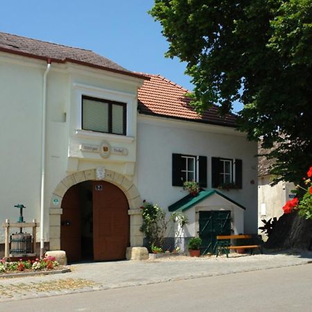Winzerzimmer - Weingut Tinhof Eisenstadt Bagian luar foto