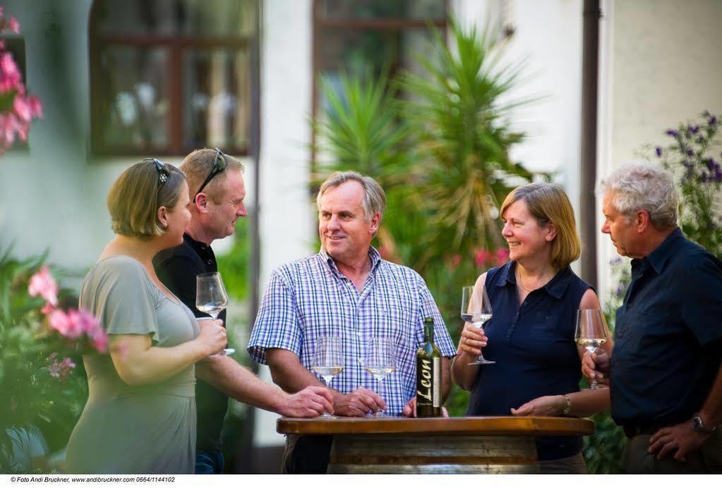 Winzerzimmer - Weingut Tinhof Eisenstadt Bagian luar foto